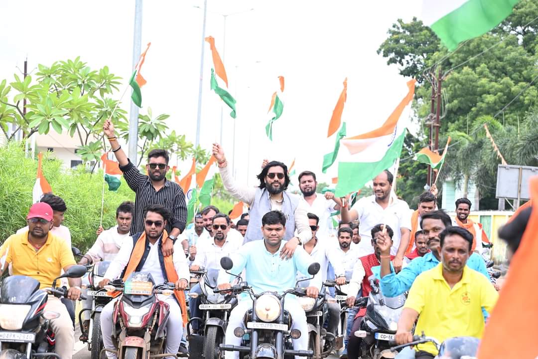 युवा मोर्चा के नेतृत्व मे निकाली विशाल तिरंगा यात्रा, आरंग विधायक गुरु खुशवंत साहेब हुए शामिल…