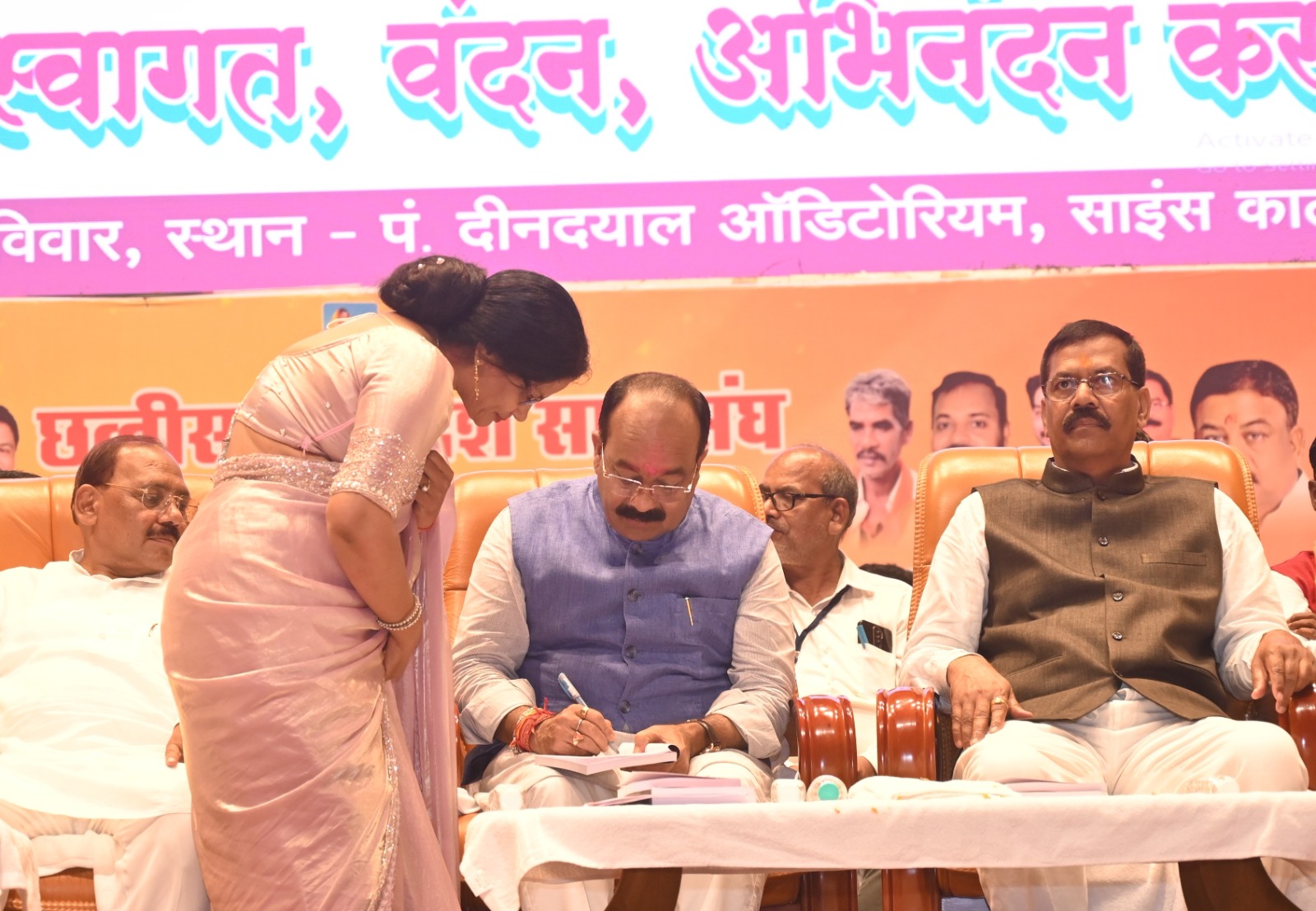 उप मुख्यमंत्री अरुण साव ने डॉ. सरिता साहू द्वारा लिखित ‘छत्तीसगढ़ का सामाजिक, सांस्कृतिक एवं आर्थिक इतिहास’ पुस्तक का किया विमोचन…