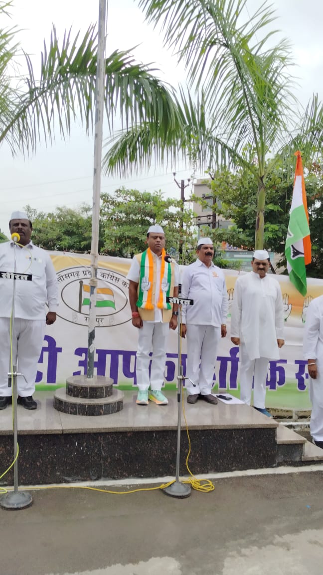 पीसीसी अध्यक्ष दीपक बैज ने राजीव भवन में ध्वजारोहण किया…