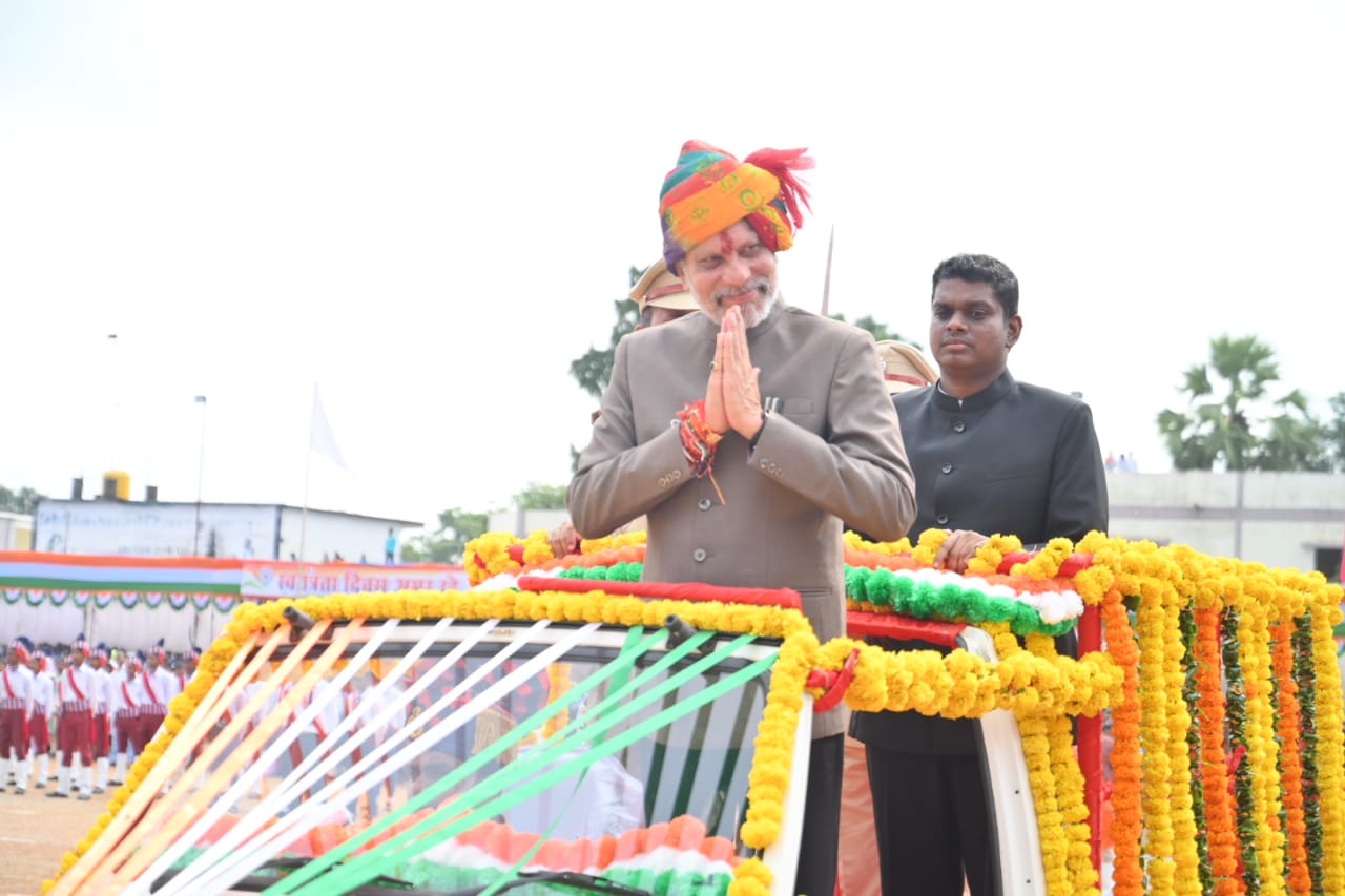 स्वतंत्रता दिवस पर मुख्य अतिथि किरण देव ने तिरंगा फहराया और जनता के नाम मुख्यमंत्री के संदेश का वाचन किया…