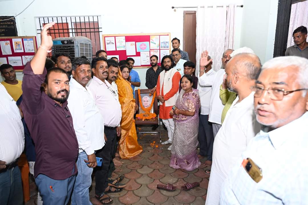 विधायक कार्यालय में मनाई गई पू्र्व प्रधानमंत्री की पुण्यतिथि लोगों ने अटल बिहारी वाजपेयी को किया नमन…