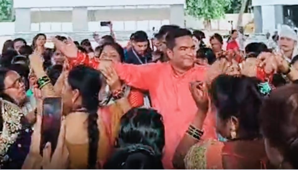 सैकड़ों मितानिन बहनों ने MLA रिकेश को बांधी राखी, उपहार पाकर खिले चेहरे, कहा- “भगवान ऐसे विधायक भाई का साथ हमेशा बनाए रखें”