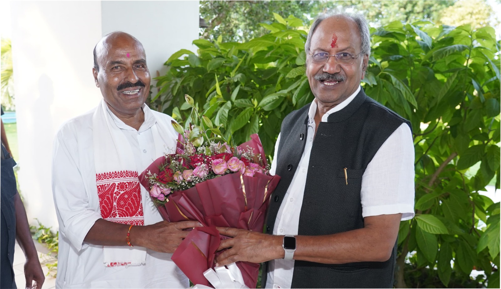 केंद्रीय मंत्री डॉ वीरेंद्र कुमार पहुंचे सांसद बृजमोहन अग्रवाल के निवास…