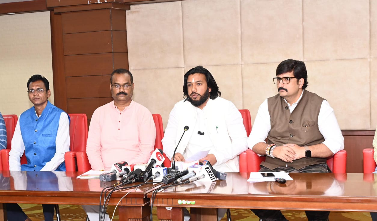 देवेंद्र यादव ने सफेद झंडा पैर के पास रखकर समाज की भावनाओं का अपमान किया – गुरु खुशवंत