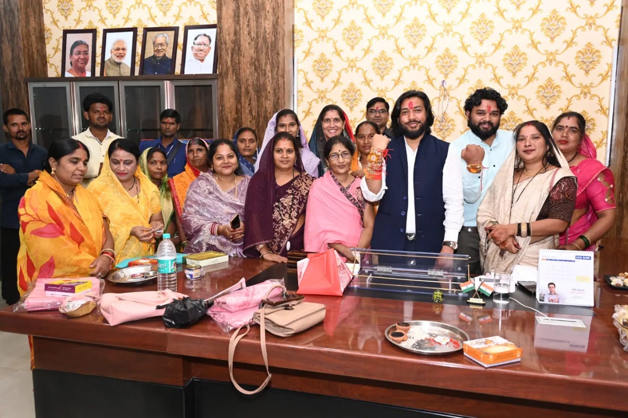 विधायक गुरु खुशवंत साहेब को आरंग की सैकड़ो बहनों ने बांधी राखी…