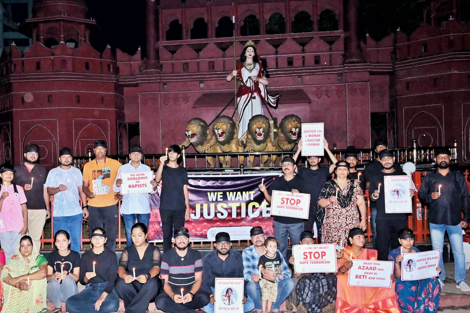 कोलकाता रेप केस को लेकर फाउंडेशन फॉर सेवा ने निकाला कैंडल मार्च, काली पट्टी बांधकर जताया विरोध…