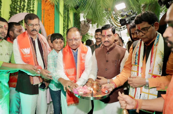 मुख्यमंत्री साय राजस्व मंत्री वर्मा के निवास पर हरेली तिहार कार्यक्रम में हुए शामिल, राजस्व मंत्री ने ‘मोर गंवई गंगा रे’ सुरमयी गीत गाकर उत्सव में बांधा समां…