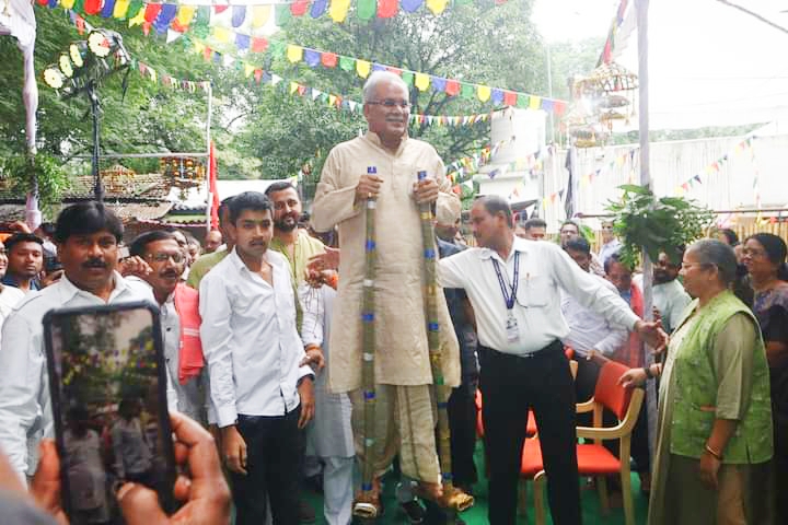 पूर्व मुख्यमंत्री भूपेश बघेल के सरकारी आवास में हरेली तिहार का हुआ आयोजन…
