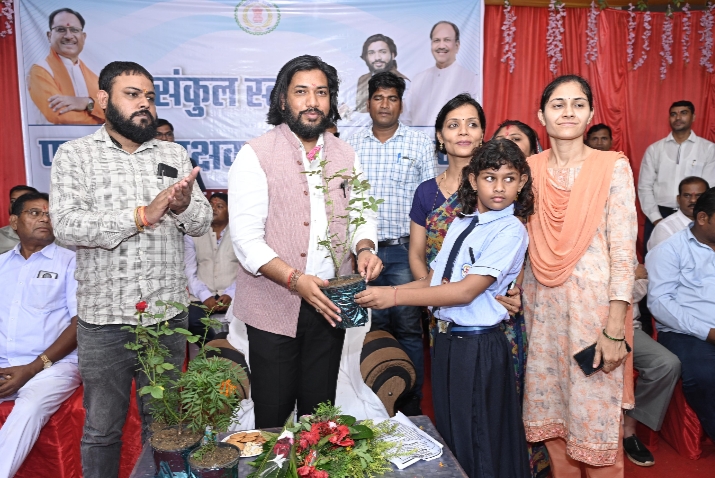 आरंग स्कूल में PTM व महाविद्यालय के दीक्षारंभ समारोह में शामिल हुए विधायक गुरु खुशवंत साहेब…