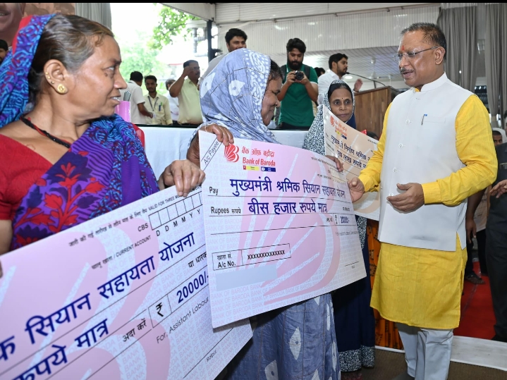 मुख्यमंत्री विष्णु देव साय ने श्रम विभाग के 12 हितग्राहियों को विभिन्न योजनाओं के तहत चेक सौंपे…