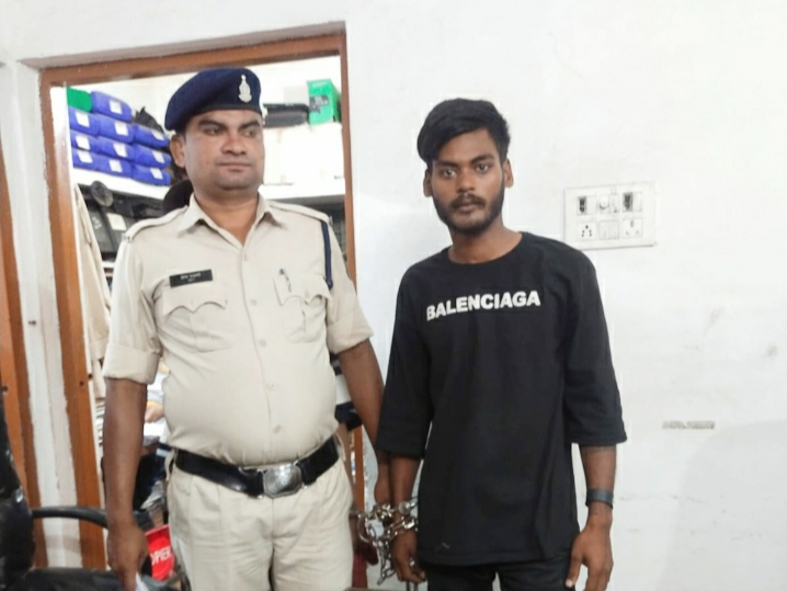 आरोपी राहुल शर्मा धारदार चाकू लेकर लोगो को डराते धमकाते मिलने पर अवैध हथियार के साथ किया गया रंगेहाथ गिरफ्तार…