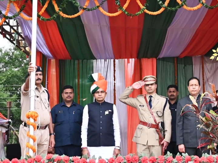 राजस्व मंत्री टंक राम वर्मा ने सारंगढ़ में किया ध्वजारोहण…