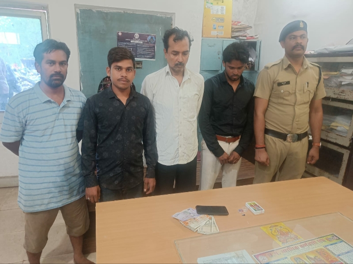 मोबाइल के ब्लूटूथ डिवाईस के माध्यम से जुआ खेलते 04 आरोपी गिरफ्तार…