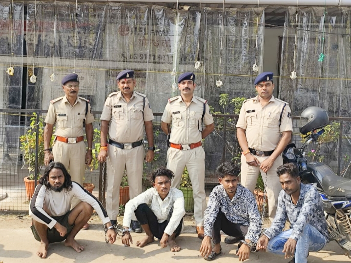 शराब पीने मांगा पैसा, नही देने पर किया चाकू से हमला, पुलिस ने किया 02 अपचारी बालको सहित 04 आरोपियों को गिरफ्तार…