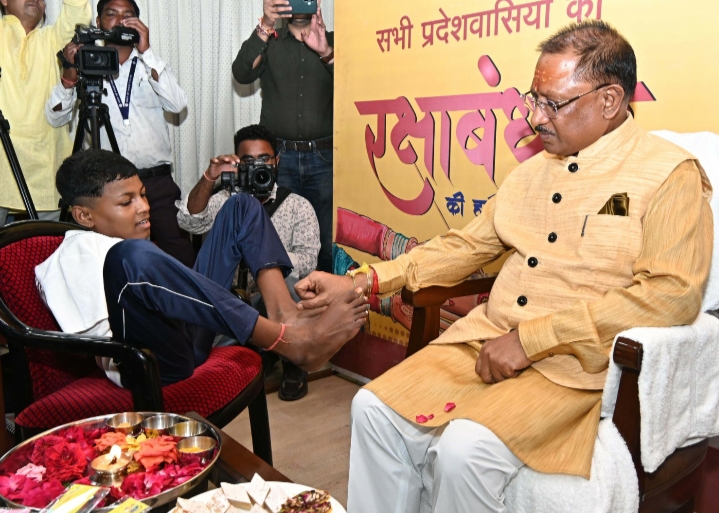 हाथ नहीं लेकिन पैरों से मुख्यमंत्री विष्णु देव साय को वर्षा ने बांधी राखी…