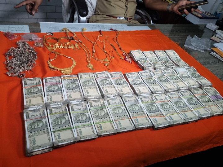 सोने चांदी के जेवरात, नगदी रकम के साथ आरोपी विजय पाण्डेय पुलिस हिरासत में…