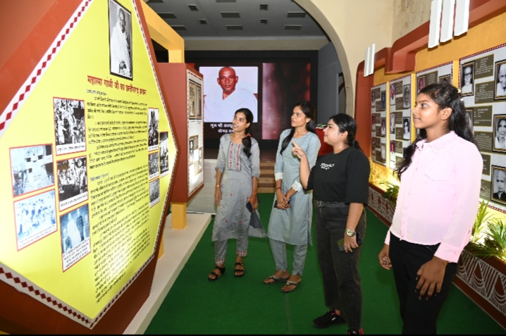 जनसम्पर्क विभाग की छायाचित्र प्रदर्शनी, विद्यार्थी, युवाओं और विभिन्न वर्ग के लोगों ने की सराहना…