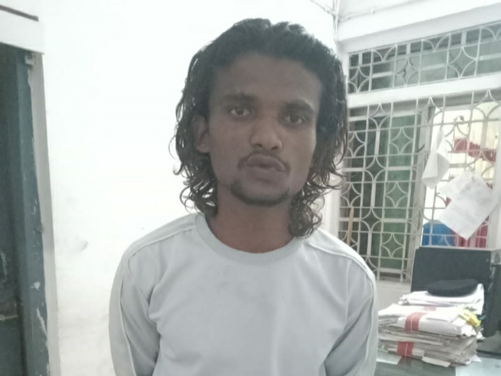 हाथ मे चाकु लहराते हुए आने जाने वाले राहगीरों को डराने धमकाने वाला आरोपी मयंक तिवारी गिरफ्तार…