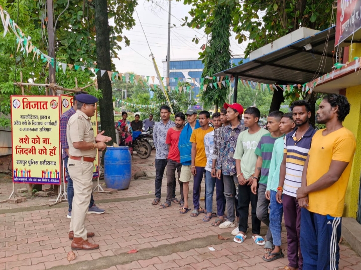250 से अधिक चाकूबाजों सहित अपराधिक तत्वों को थाना हाजिर कर उनकी परेड लेकर दी गई समझाईश…