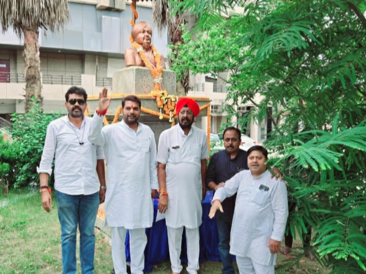 पूर्व महापौर बलवीर सिंह जुनेजा को पुण्यतिथि पर रायपुर उत्तर के पूर्व विधायक कुलदीप सिंह जुनेजा, संस्कृति विभाग अध्यक्ष आकाश तिवारी, एमआईसी सदस्य श्रीकुमार मेनन ने दी श्रद्धांजलि…