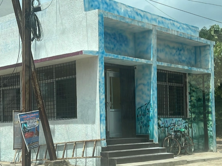 यात्री प्रतिक्षालय पर कब्जा, बना लिया आफिस, प्रशासन मौन, लोगों में आक्रोश, दी घेराव की चेतावनी…