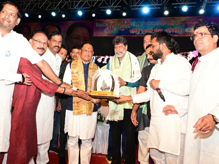 मुख्यमंत्री विष्णुदेव साय शामिल हुए रायपुर के विशाल दही हांडी उत्सव में कहा – अन्याय के विरुद्ध लड़ना सबसे बड़ा धर्म…