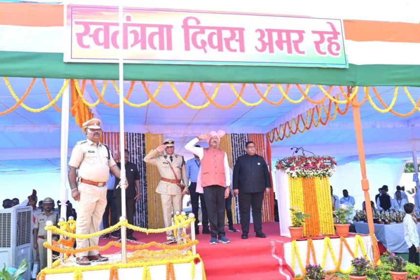 स्वतंत्रता दिवस पर सांसद बृजमोहन अग्रवाल ने गरियाबंद में किया ध्वजारोहण, परेड की सलामी ली…