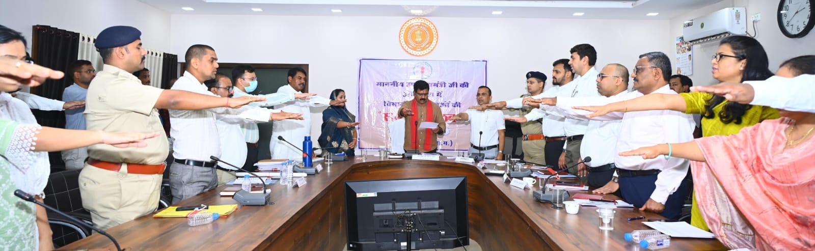 उपमुख्यमंत्री विजय शर्मा ने कबीरधाम जिले के तीस हजार असाक्षरों को साक्षर बनाने के लिए अधिकारियों को दिलाई शपथ…