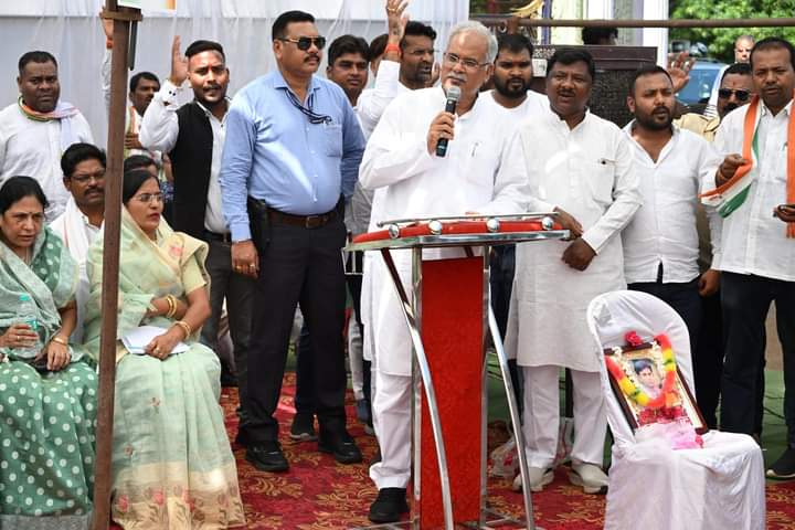 बिगड़ती कानून व्यवस्था, महिलाओं के प्रति अपराधों के विरोध में कांग्रेस ने सभी जिलों में मौन धरना दिया…