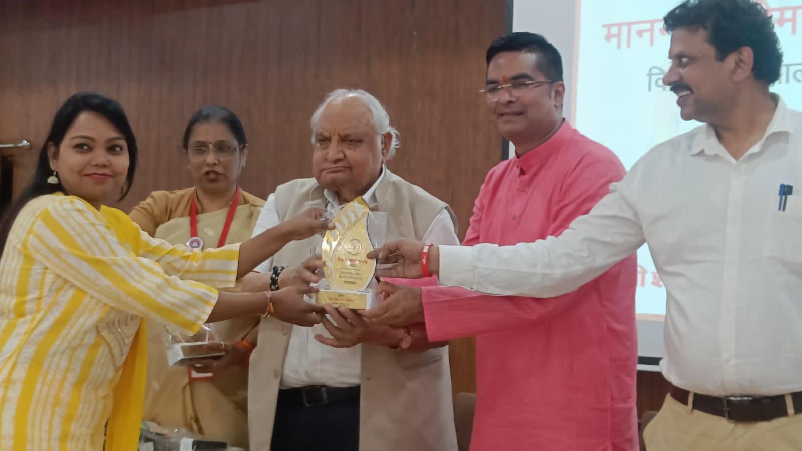 वैशाली नगर विधानसभा में सभी महाविद्यालयीन गुरूजनों का भी होगा सम्मान, आज शंकराचार्य और मनसा शिक्षा महाविद्यालय से विधायक रिकेश सेन ने किया शुभारंभ…