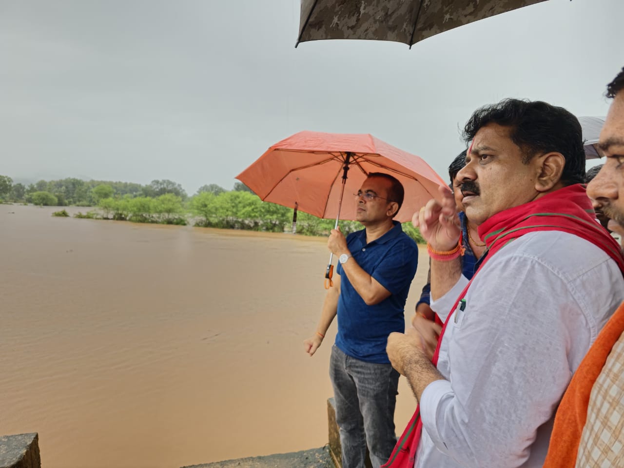 उपमुख्यमंत्री विजय शर्मा ने कबीरधाम जिले में सुबह बाढ़ प्रभावित क्षेत्रों का किया निरीक्षण, प्रभावित परिवारों से मिलकर स्थिति की ली जानकारी…