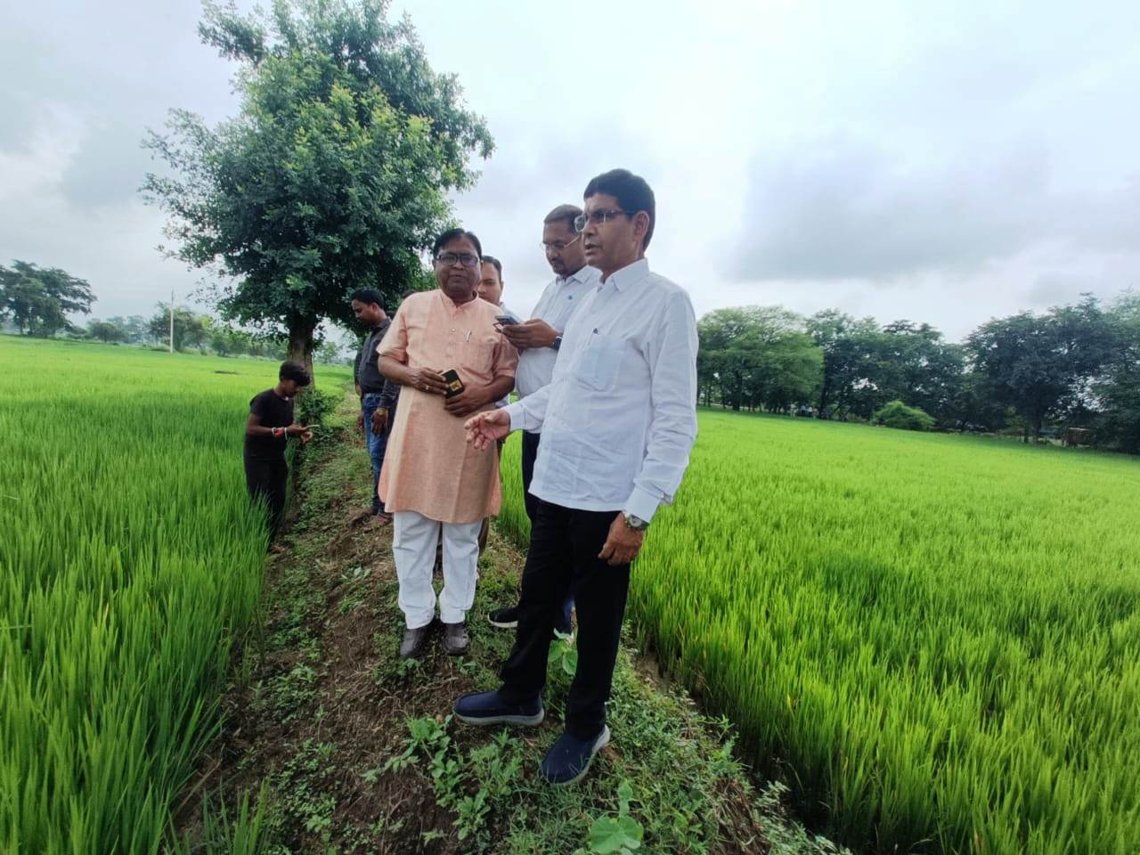 राजस्व मंत्री बने सर्वेयर, मोबाईल में जियो-रिफ्रेसिंग के जरिए एंट्री कर खसरा का किए सत्यापन…