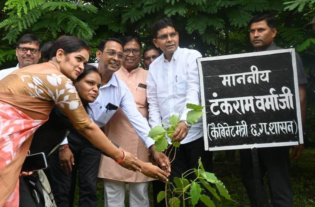 राजस्व मंत्री ने ’’एक पेड़ मां के नाम अभियान’’ अंतर्गत पीपल पेड़ का किया रोपण…