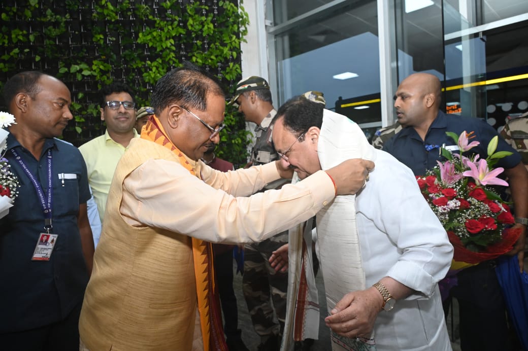 ब्रेकिंग…केंद्रीय मंत्री जेपी नड्डा पहुंचे रायपुर, सीएम विष्णु देव साय ने किया आत्मीय स्वागत…