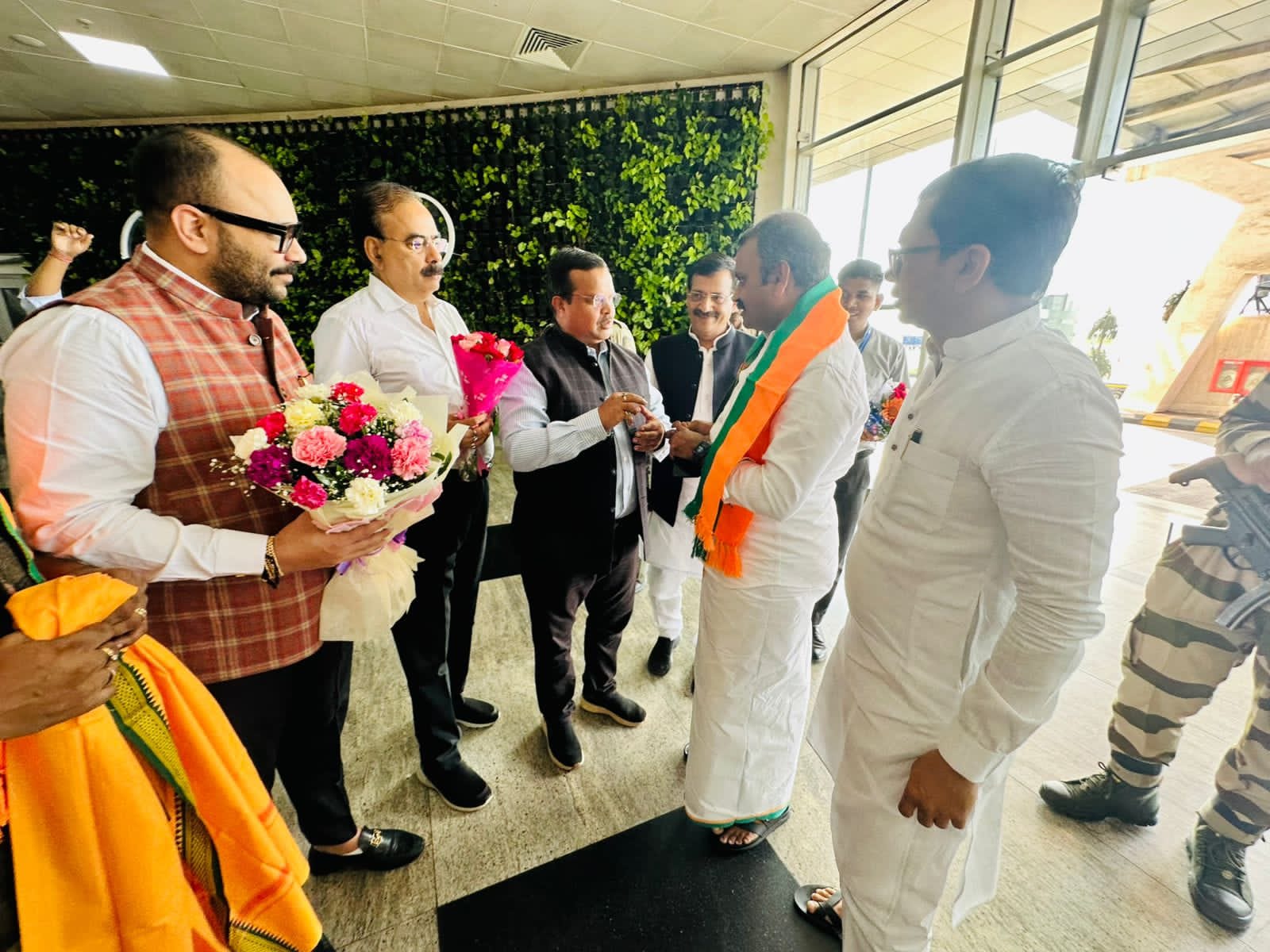 सूचना एवं प्रसारण राज्य मंत्री एल मुरूगन पहुंचे रायपुर, माना एयरपोर्ट में हुआ भव्य स्वागत…