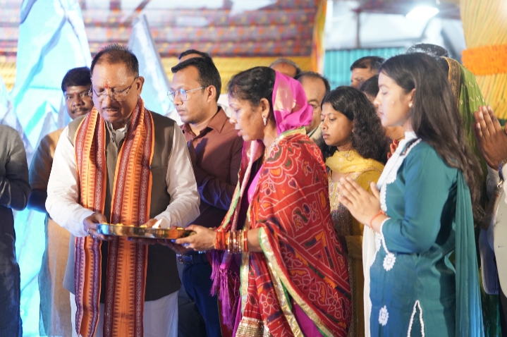 मुख्यमंत्री विष्णु देव साय ने तीजा के अवसर पर दी बड़ी सौगात, 70 लाख महिलाओं को मिली महतारी वंदन योजना की सातवीं किस्त…