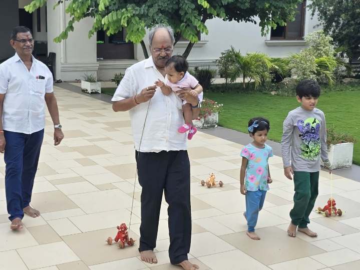 सांसद बृजमोहन अग्रवाल ने परिवार संग मनाया पोरा तिहार…