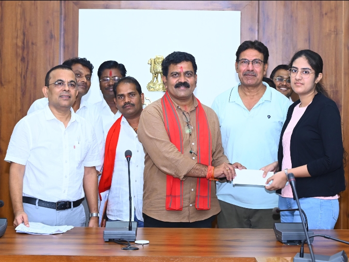 उपमुख्यमंत्री विजय शर्मा ने कबीरधाम जिले के मेघावी विद्यार्थियों को स्वेच्छा अनुदान से 3 लाख 45 हज़ार का चेक किया प्रदान…