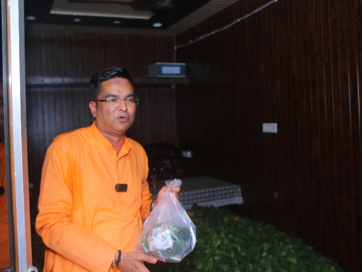 वैशाली नगर MLA रिकेश के कार्यालय में “करेला” का अंबार, कल तीज पर “करू भात” खाएंगी महिलाएं, 20 हजार किलो करेला पहुंचा शांति नगर…