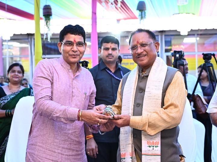 तीजा मिलन समारोह में पहुंचे मुख्यमंत्री विष्णु देव साय ने राजस्व मंत्री टंकराम वर्मा के निवास में स्थापित भगवान गणेश की पूजा अर्चना की…