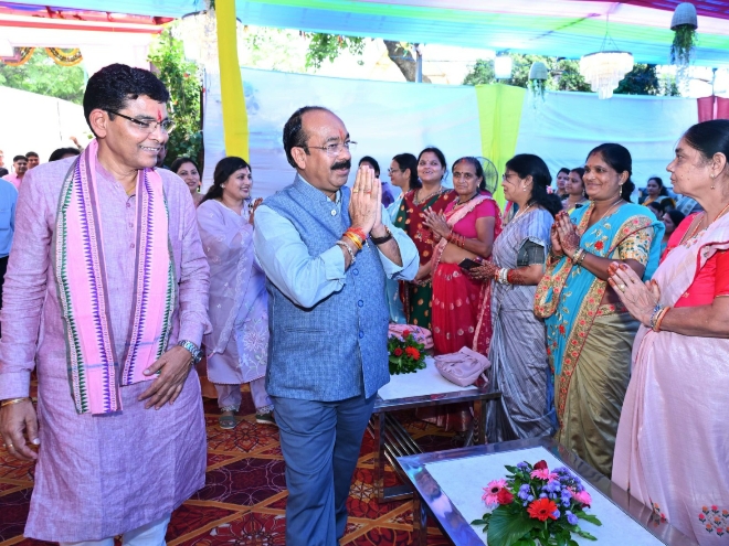 उप मुख्यमंत्री अरुण साव राजस्व मंत्री टंकराम वर्मा के निवास पर तीज मिलन कार्यक्रम में शामिल हुए…