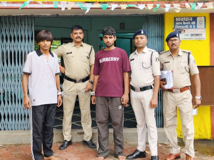 थाना तेलीबांधा क्षेत्रांतर्गत उद्योग भवन पास स्थित व्यापारिक संस्थान में फायरिंग की घटना को अंजाम देने वाला आरोपी प्रवीण सिंह उर्फ पिन्नू सहित कुल 02 गिरफ्तार…