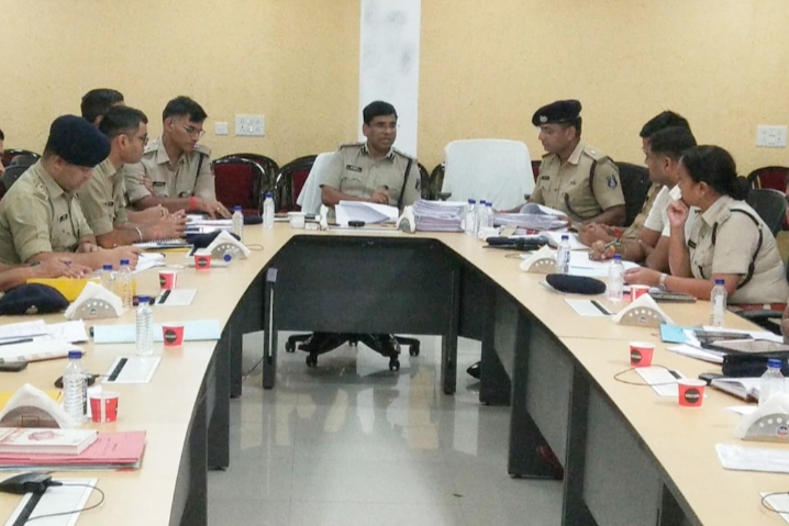 गणेशोत्सव एवं ईद मिलादुन्नबी को देखते हुए SSP संतोष कुमार सिंह द्वारा ली गई रायपुर पुलिस की समीक्षा बैठक…