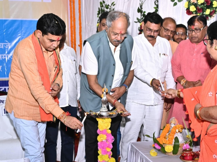 सांसद बृजमोहन ने शिक्षादूतों को किया सम्मानित – शिक्षक, समाज के हर महत्वपूर्ण कार्य में प्रमुख भूमिका निभाते हैं: बृजमोहन अग्रवाल