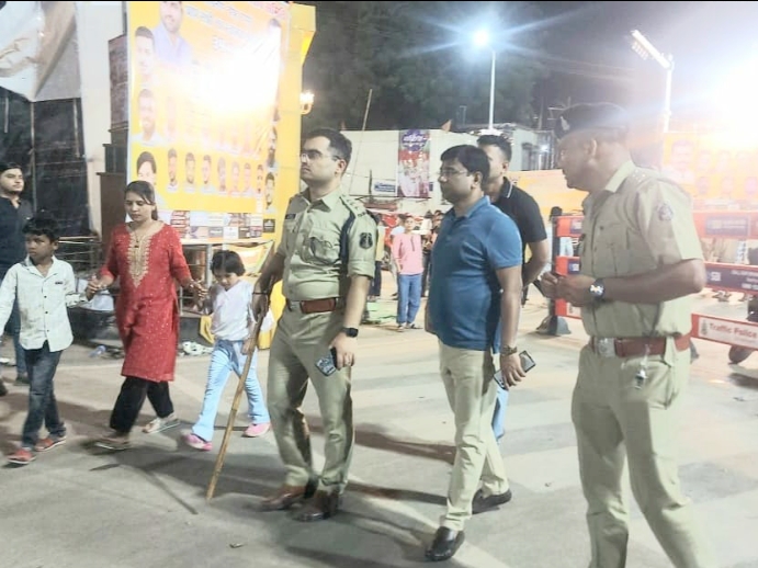 एसएसपी रायपुर देर रात निकले गणेश पंडालों में सुरक्षा व्यवस्था देखने…