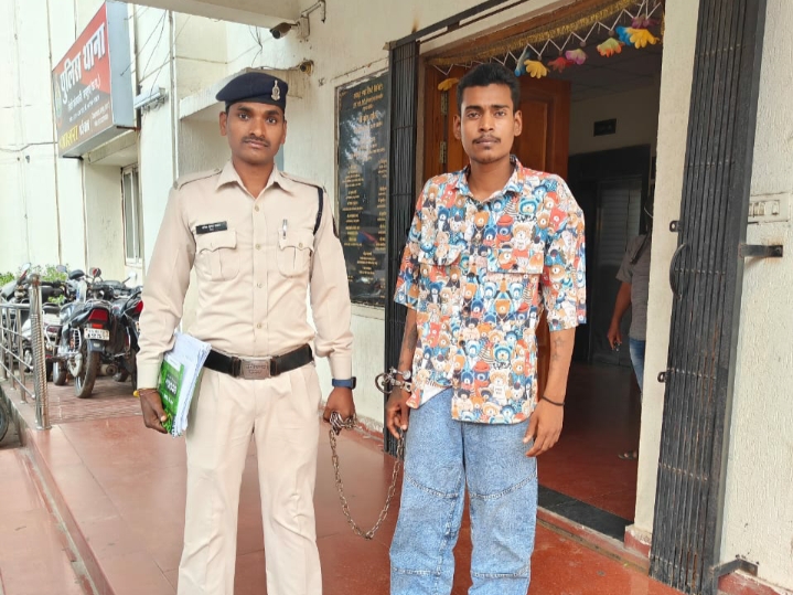 धारदार चाकू हाथ में लेकर लहराते हुए आने जाने वाले राहगीरों को धमकाने वाला आरोपी निखिल कुमार पात्रे गिरफ्तार…