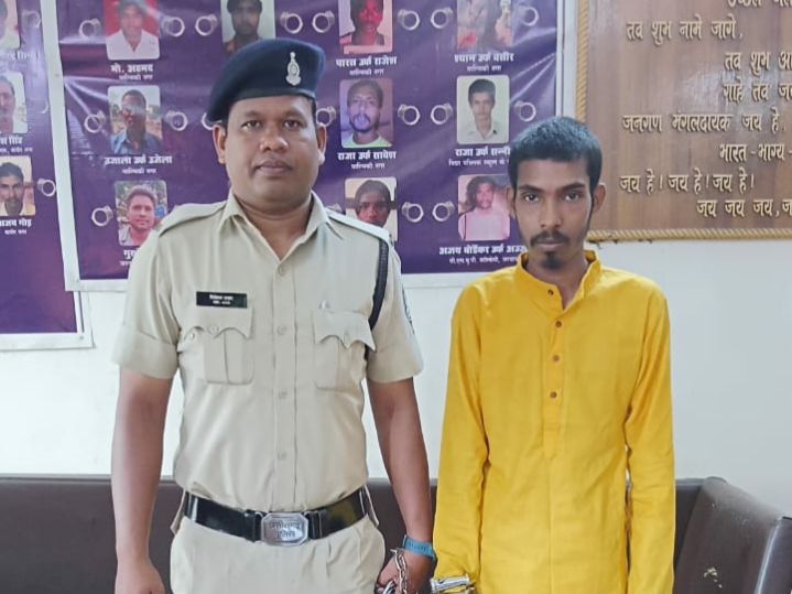 धारदार चाकू के साथ आरोपी भुनेश्वर चक्रधारी गिरफ्तार…