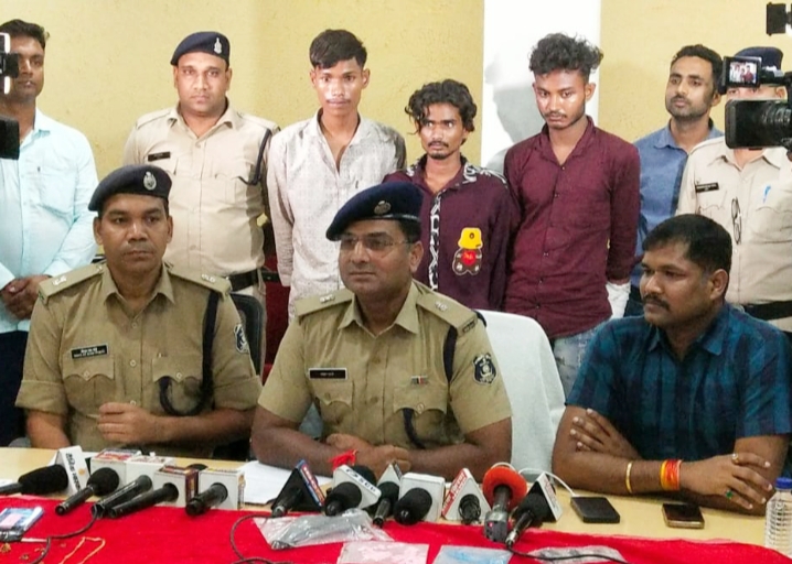 थाना खमतराई क्षेत्रांतर्गत लाखो रूपये सोने चांदी के जेवरात की चोरी करने वाले 03 आरोपी गिरफ्तार…