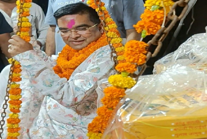 गदा चौक से शराब दुकान हटने पर मार्केट व मोहल्ले के लोगों ने विधायक रिकेश का किया अभूतपूर्व स्वागत, लड्डुओं से तौला, कहा – “जो शराब दुकान के पक्षधर थे जल्द उनके नाम सार्वजनिक करूंगा, अब शराब दुकान यहां मत आने देना चाहे कुछ भी हो जाए”