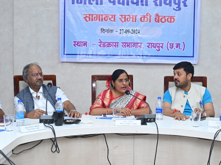 रायपुर जिला पंचायत सामान्य सभा की बैठक में शामिल हुए सांसद बृजमोहन…